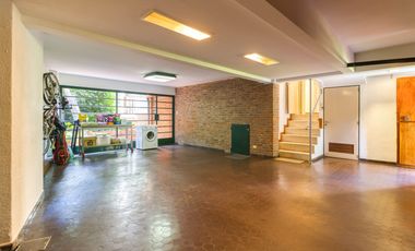 VENTA CASA ACASSUSO 6 AMBIENTES CON DEPENDENCIA, JARDIN, QUINCHO Y PILETA