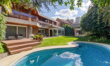 VENTA CASA ACASSUSO 6 AMBIENTES CON DEPENDENCIA, JARDIN, QUINCHO Y PILETA