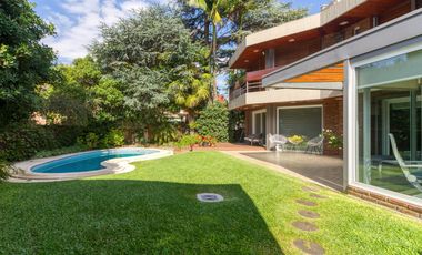 VENTA CASA ACASSUSO 6 AMBIENTES CON DEPENDENCIA, JARDIN, QUINCHO Y PILETA