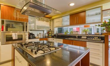 VENTA CASA ACASSUSO 6 AMBIENTES CON DEPENDENCIA, JARDIN, QUINCHO Y PILETA