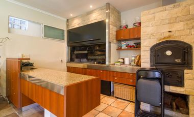 VENTA CASA ACASSUSO 6 AMBIENTES CON DEPENDENCIA, JARDIN, QUINCHO Y PILETA