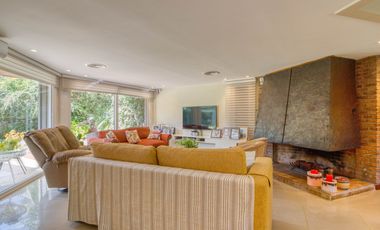 VENTA CASA ACASSUSO 6 AMBIENTES CON DEPENDENCIA, JARDIN, QUINCHO Y PILETA