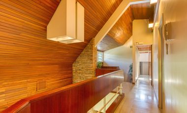 VENTA CASA ACASSUSO 6 AMBIENTES CON DEPENDENCIA, JARDIN, QUINCHO Y PILETA