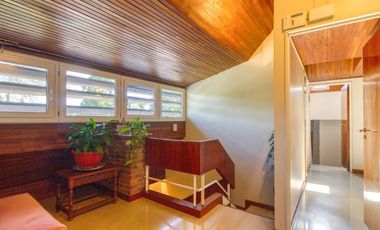 VENTA CASA ACASSUSO 6 AMBIENTES CON DEPENDENCIA, JARDIN, QUINCHO Y PILETA