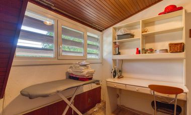 VENTA CASA ACASSUSO 6 AMBIENTES CON DEPENDENCIA, JARDIN, QUINCHO Y PILETA