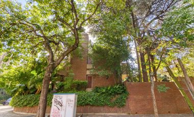 VENTA CASA ACASSUSO 6 AMBIENTES CON DEPENDENCIA, JARDIN, QUINCHO Y PILETA