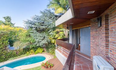 VENTA CASA ACASSUSO 6 AMBIENTES CON DEPENDENCIA, JARDIN, QUINCHO Y PILETA