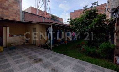 Casa y lote de terreno amplio + terraza libre; excelente: En el Centro de Soacha