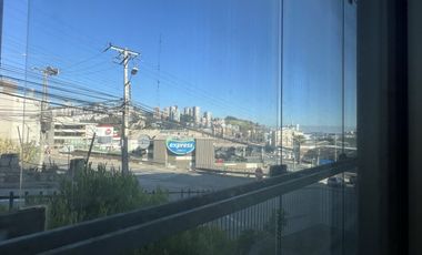 SE ARRIENDA OFICINA CON 2 PRIVADOS, REÑACA (CÓD. 458)