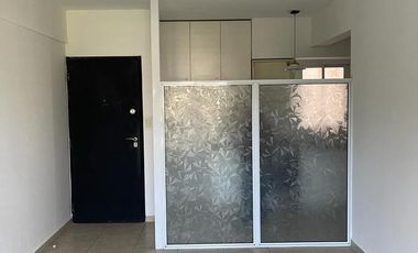 Excelente departamento de dos ambientes con balcón en Banfield Este.