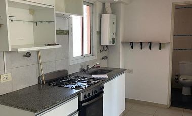 Excelente departamento de dos ambientes con balcón en Banfield Este.