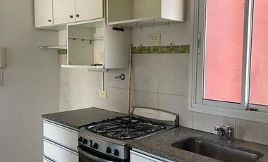 Excelente departamento de dos ambientes con balcón en Banfield Este.