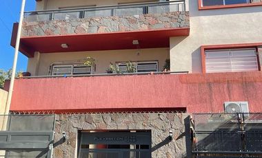 Excelente departamento de dos ambientes con balcón en Banfield Este.