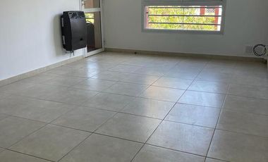 Excelente departamento de dos ambientes con balcón en Banfield Este.