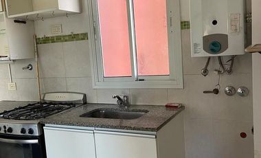Excelente departamento de dos ambientes con balcón en Banfield Este.