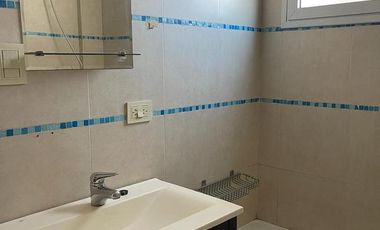 Excelente departamento de dos ambientes con balcón en Banfield Este.