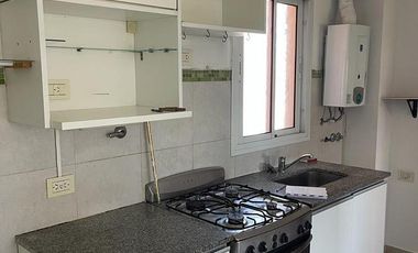 Excelente departamento de dos ambientes con balcón en Banfield Este.