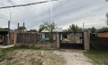 Venta casa 3 ambientes con jardín en Guernica