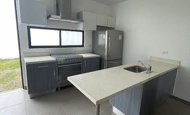 CASA EN RENTA SEMI AMUEBLADA CON PISCINA CERCA DE GRAN SANTA FE NORTE