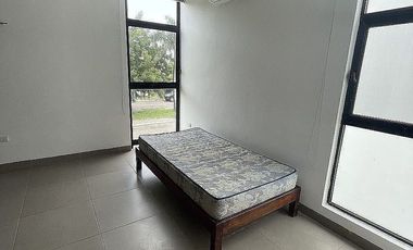 CASA EN RENTA SEMI AMUEBLADA CON PISCINA CERCA DE GRAN SANTA FE NORTE