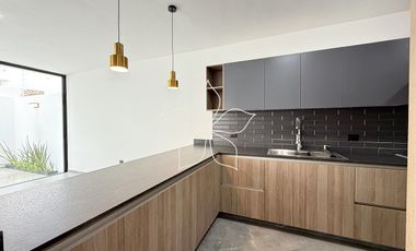 RESIDENCIA EN VENTA EN SOLARES, ZONA REAL, ZAPOPAN