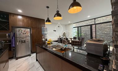 RESIDENCIA EN VENTA EN SOLARES, ZONA REAL, ZAPOPAN