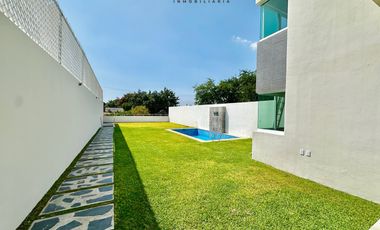 Casa en venta con alberca y jardin al sur de cuernavaca
