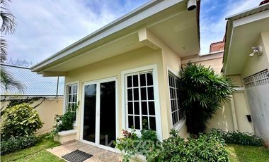 CASA EN VENTA EN COSTA SUR - VILLA VALENCIA