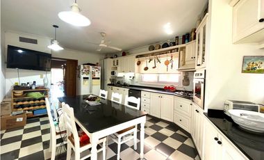 Casa en Venta en Country Las Delicias con bajada al arroyo.
