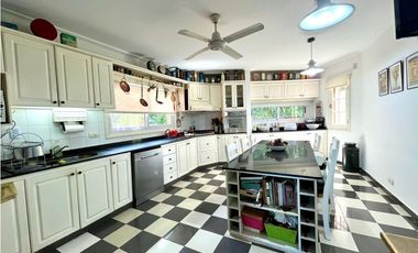 Casa en Venta en Country Las Delicias con bajada al arroyo.