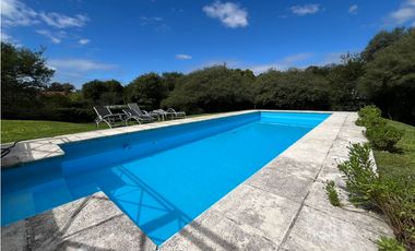 Casa en Venta en Country Las Delicias con bajada al arroyo.