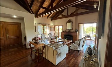 Casa en Venta en Country Las Delicias con bajada al arroyo.