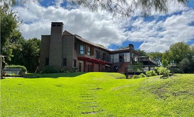 Casa en Venta en Country Las Delicias con bajada al arroyo.