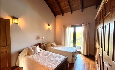 Casa en Venta en Country Las Delicias con bajada al arroyo.
