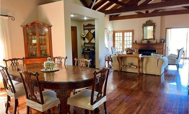 Casa en Venta en Country Las Delicias con bajada al arroyo.