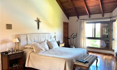 Casa en Venta en Country Las Delicias con bajada al arroyo.