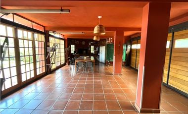 Casa en Venta en Country Las Delicias con bajada al arroyo.