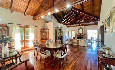 Casa en Venta en Country Las Delicias con bajada al arroyo.