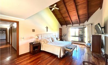 Casa en Venta en Country Las Delicias con bajada al arroyo.