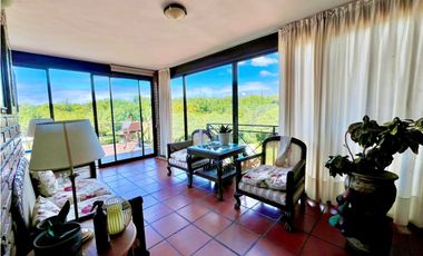 Casa en Venta en Country Las Delicias con bajada al arroyo.