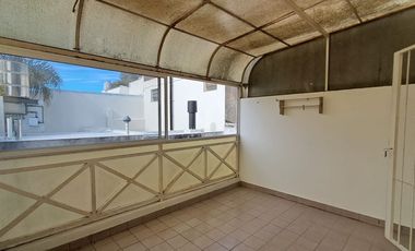 SIN EXPENSAS Triplex en venta c/cochera, patio, terraza techada en Villa Urquiza