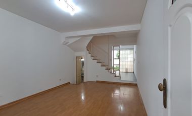 Triplex en venta c/cochera, patio y terraza techada en Villa Urquiza