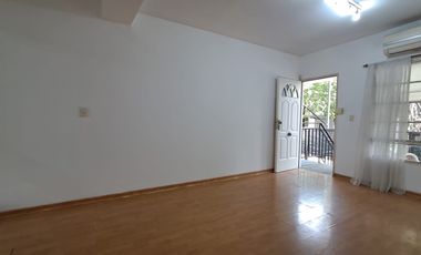 Triplex en venta c/cochera, patio y terraza techada en Villa Urquiza