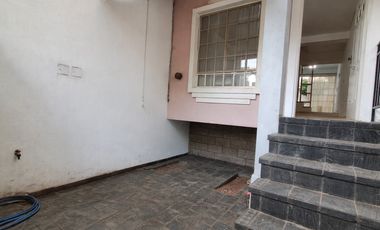 Triplex en venta c/cochera, patio y terraza techada en Villa Urquiza