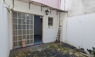 Triplex en venta c/cochera, patio y terraza techada en Villa Urquiza