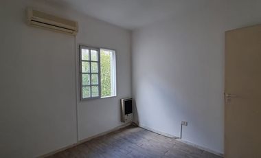 Triplex en venta c/cochera, patio y terraza techada en Villa Urquiza