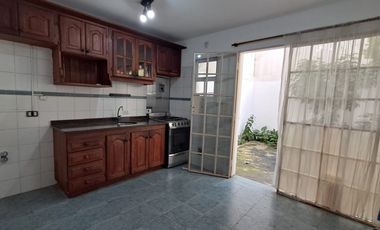 Triplex en venta c/cochera, patio y terraza techada en Villa Urquiza