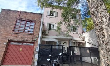 Triplex en venta c/cochera, patio y terraza techada en Villa Urquiza