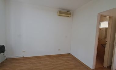 Triplex en venta c/cochera, patio y terraza techada en Villa Urquiza