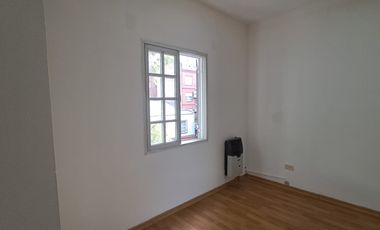 Triplex en venta c/cochera, patio y terraza techada en Villa Urquiza